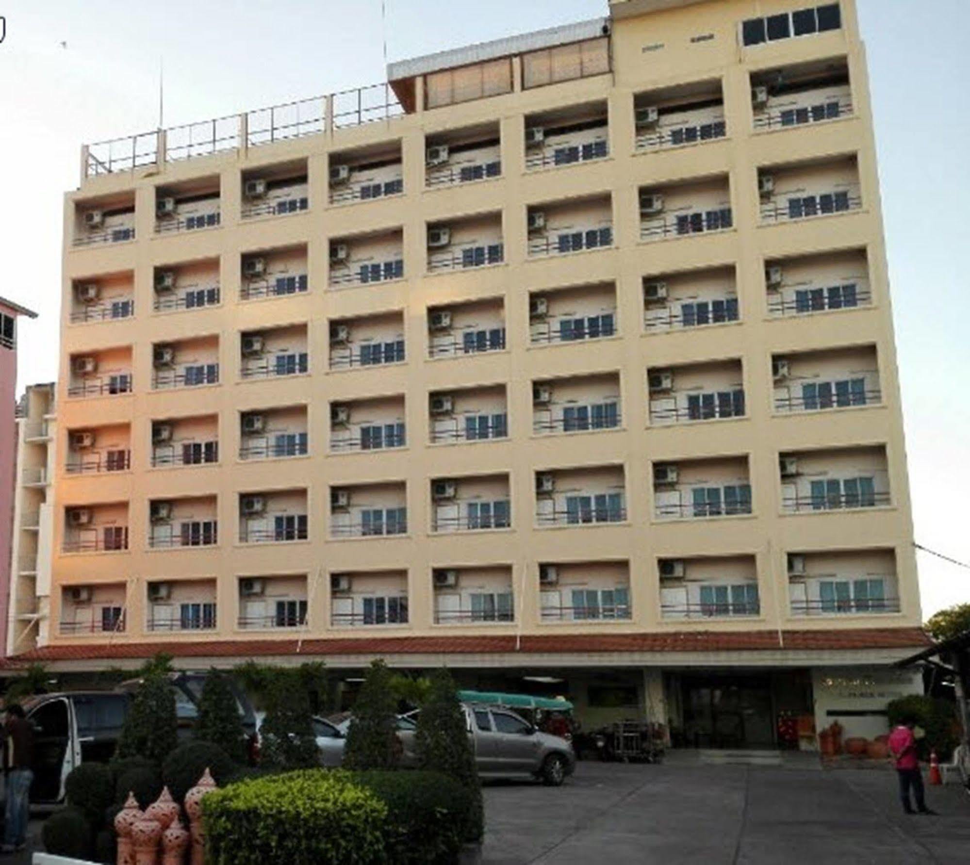 P.A. Place Hotel Nakhon Sawan Exteriör bild