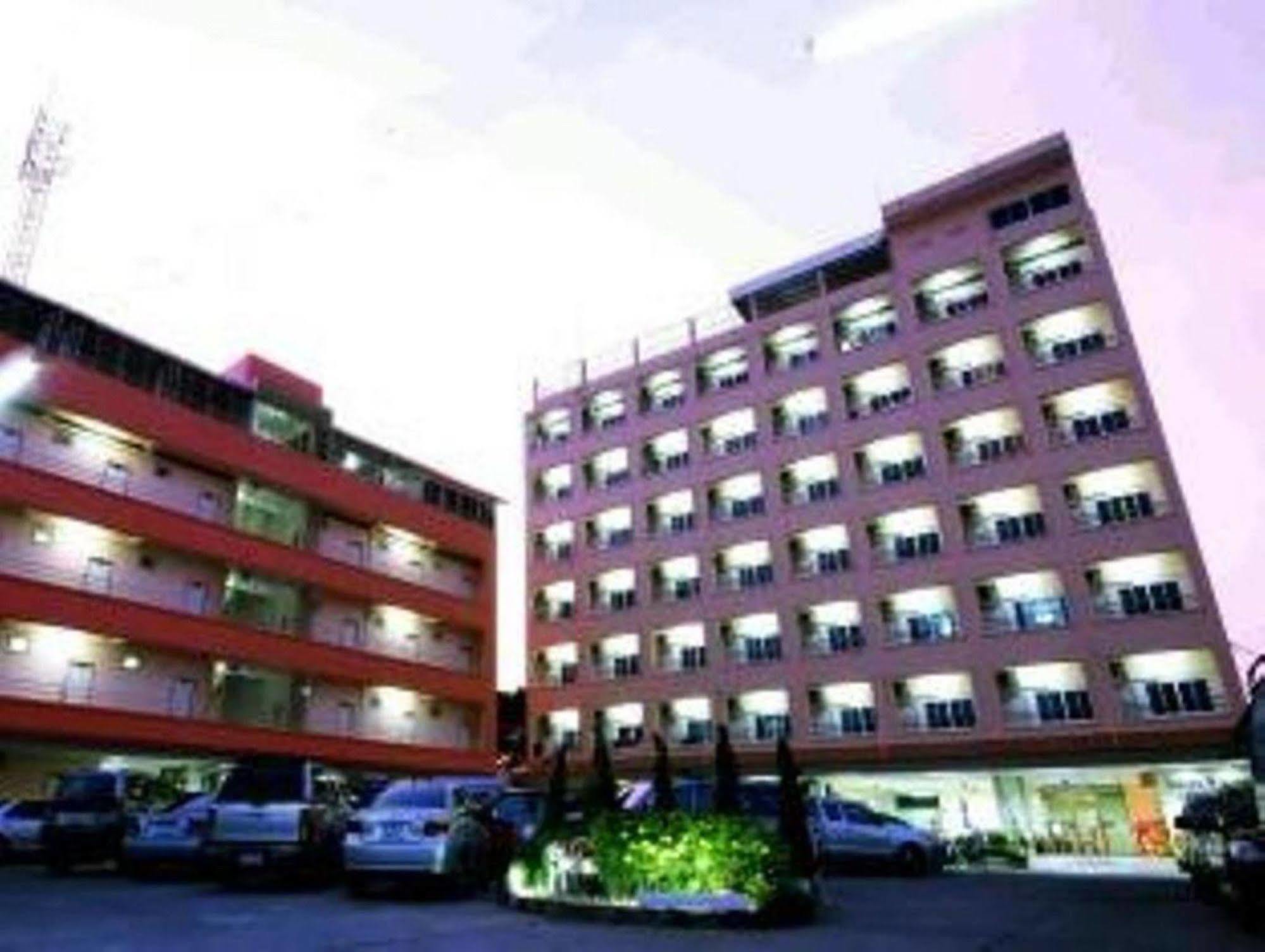 P.A. Place Hotel Nakhon Sawan Exteriör bild
